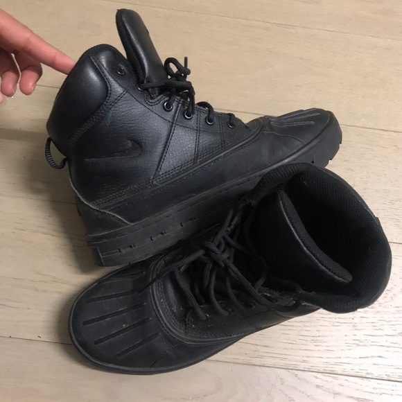 boys black nike boots